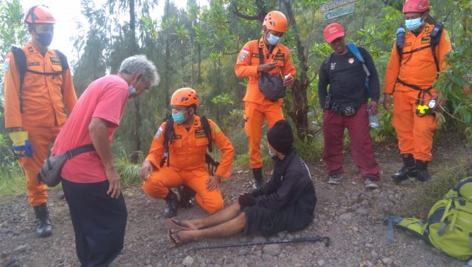 
 Tim SAR Evakuasi Pendaki yang Alami Keram Kaki