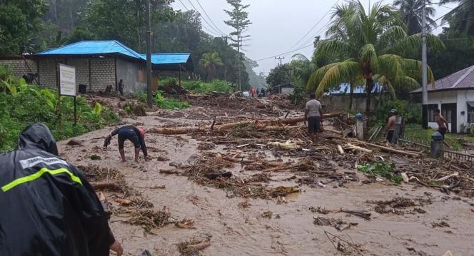 
 Sisa material yang terbawa saat banjir di Kabupaten Kepulauan Yapen, Papua, Selasa (14/9). Foto: (BPBD Kabupaten Nabire)  