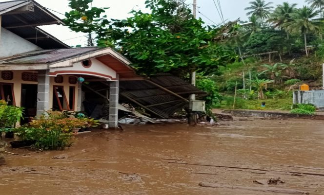
 Material lumpur dan kayu yang terbawa saat terjadi banjir bandang pada Kabupaten Minahasa Tenggara, Provinsi Sulawesi Utara, Senin (20/9). Foto: BPBD Kab. Minahasa Tenggara