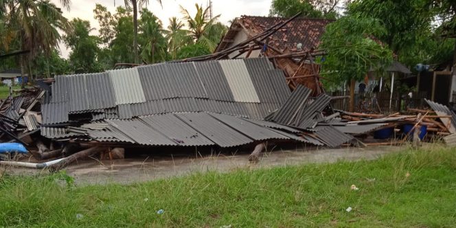 
 Foto: Kondisi rumah warga yang mengalami rusak berat usai diterjang angin puting beliung di Kecamatan Labuhan Maringgai, Lampung pada Selasa (7/9). (BPBD Kabupaten Lampung Timur) 