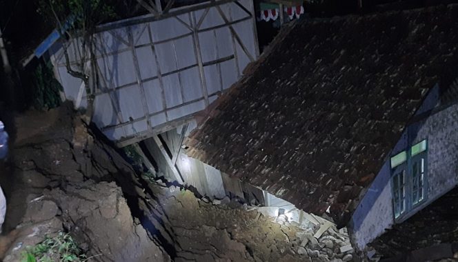 
 Kondisi rumah warga yang tertimpa longsor yang terjadi di Kabupaten Cinajur pada Minggu (19/9). Foto: BPBD Kabupaten Cianjur
