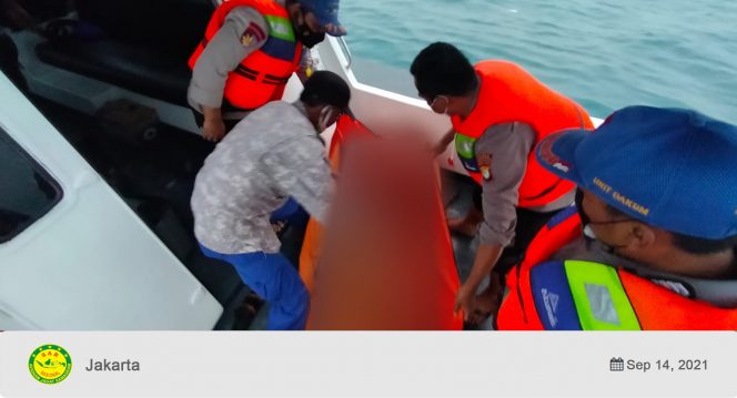 
 Salah satu korban KM Elang yang terbalik di Perairan Pulau Damar Kepulauan Seribu, pada selasa (14/9) sore ini ditemukan oleh tim SAR gabungan dalam keadaan meninggal dunia Foto: BASARNAS