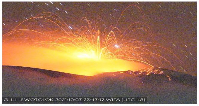 
 Asap putih kelabu dari proses vulkanik gunungapi Ile Lewotolok teramati dari pos pemantauan PVMBG di Kabupaten Lembata, NTT, Kamis (7/10).Foto: PVMBG 