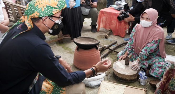 
 Pembuatan Emping di Desa Wisata Cikolelet, Banten. Foto:  Kemenparekraf