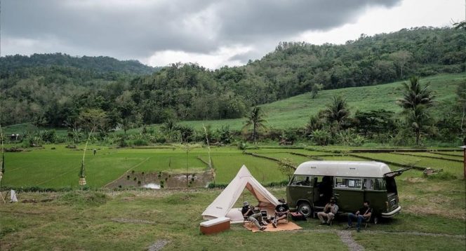 
 Paket Wisata Camping Outdoor, area camping ground yang terdapat di Desa Wisata Tinalah terdiri dari kavling untuk camping dan lapangan camping ground. Foto: Kemenparekraf