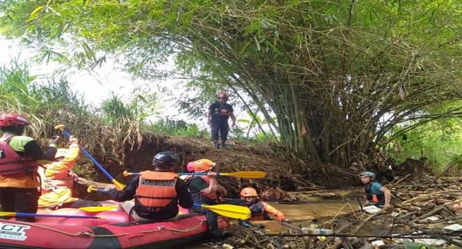 
 Korban tenggelam di Kali Angke akhirnya ditemukan oleh tim SAR gabungan pada senin (25/10) siang ini sekitar pukul 11.00 WIB dalam keadaan meninggal dunia. Korban ditemukan kurang lebih 5 KM dari lokasi kejadian dan langsung dievakuasi menuju ke rumah duka. Foto: Basarnas Jakarta