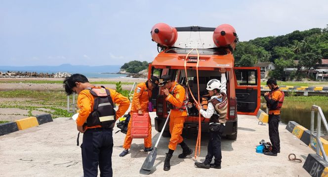 
 Personil rescue dari Pos SAR Sukabumi lengkap dengan Peralatan SAR air yang dimiliki untuk bergabung dengan unsur yang ada di lokasi melakukan operasi SAR terhadap korban. Foto: Basarnas