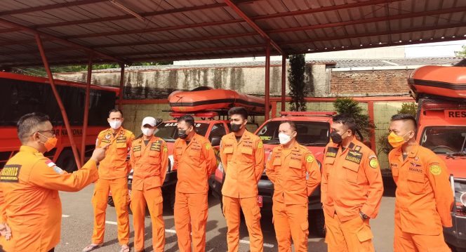 
 Kantor SAR Bandung memberangkatkan 1 tim Rescue pada pukul 17.15 WIB. Alut yang digunakan 1 Unit Rescue Carrier, 1 Set Palsar Air, 1 Set Peralatan Alkom, 1 Set Peralatan Medis dan APD Personal. Foto: Basarnas Bandung