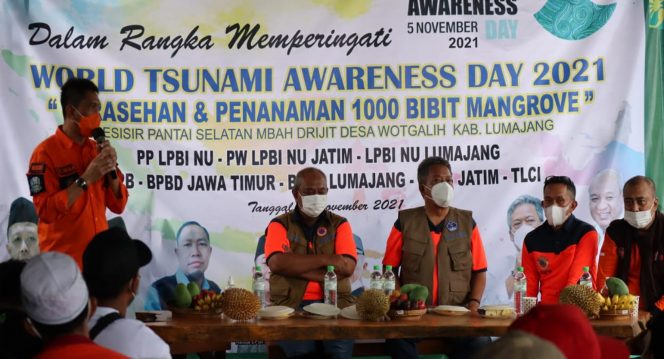 
 Sekretaris BPBD Provinsi Jawa Timur (Memegang Mic) memberikan arahan bagi peserta Peringatan Hari Kesadaran Tsunami Dunia di kawasan Pantai Mbah Drajid, Lumajang, Jawa Timur, Jumat (5/11). Foto: Komunikasi Kebencanaan BNPB/M. Arfari Dwiatmodjo