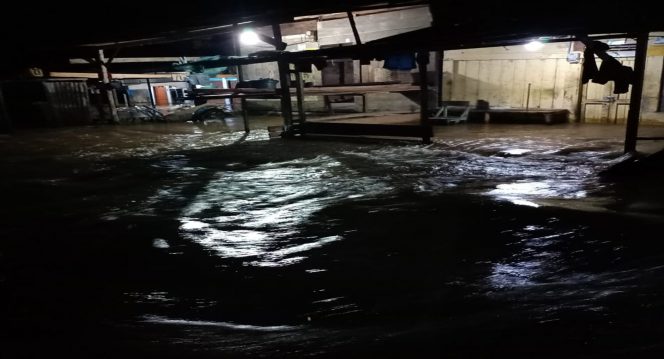
 Banjir di Kabupaten Singkil, Provinsi Aceh, Jumat (5/11) pukul 20.30 waktu setempat. Foto: BPBD Kabupaten Singkil
