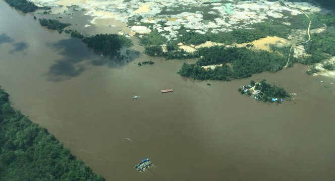 
 Foto udara kerusakan lingkungan di sekitar bantaran Sungai Kapus. Foto: BNPB/Iqbal  