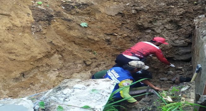 
 Proses evakuasi korban terdampak longsor di Kelurahan Bukit Cangang, Kecamatan Guguk Panjang, Bukittinggi, Sumatera Barat. Foto: BPBD Kota Bukittinggi