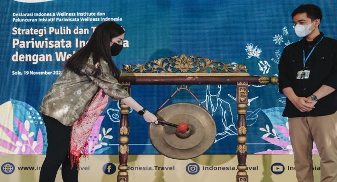 
 Pemukulan Gong oleh Wamenparekraf RI dan Walikota Solo sebagai tanda dipilihnya Kota Solo menjadi pilot project Pariwisata Wellness Indonesia bersama Yogyakarta dan Bali. Foto: Kemenparekraf