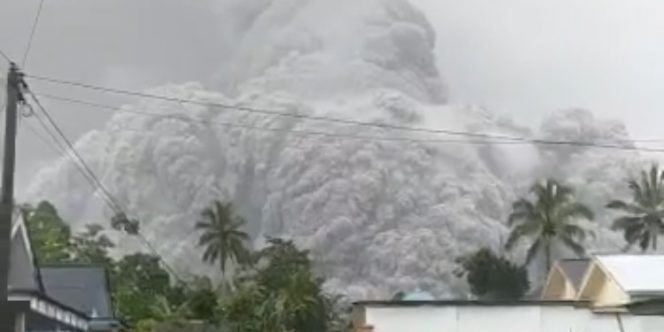 
 Aktivitas vulkanik Gunung Semeru yang ditunjukkan dengan terjadinya guguran awan panas mengarah ke Besuk Kobokan, Desa Sapiturang, Kecamatan Pronojiwo, Kabupaten Lumajang, Jawa Timur, pada Sabtu (4/12) pukul 15.20 WIB. Foto : BPBD Kabupaten Lumajang