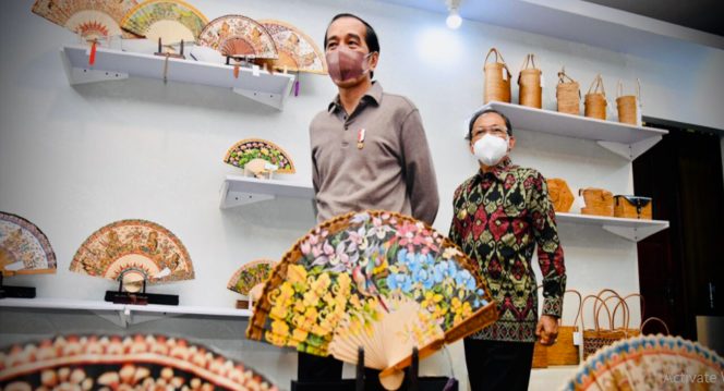 
 Presiden Joko Widodo meninjau Pameran IKM Bali Bangkit di Taman Werdhi Budaya Art Centre, Denpasar pada Senin, 27 Desember 2021. Foto: BPMI Setpres