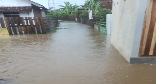 
 Banjir yang terjadi di Kabupaten Sumbawa, Provinsi Nusa Tenggara Barat, pada Minggu (5/12) (Istimewa)  
