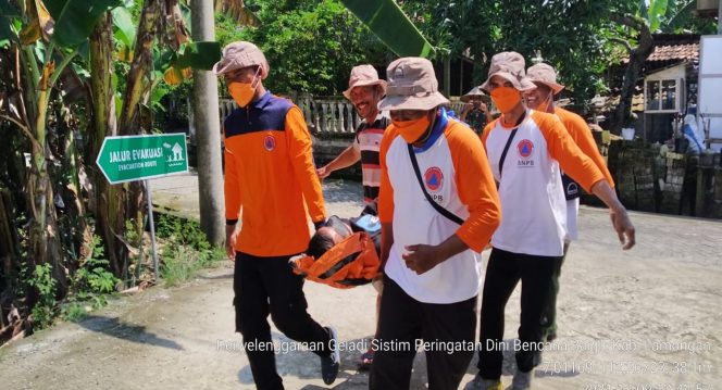 
 : Badan Nasional Penanggulangan Bencana (BNPB) menggelar geladi peringatan dini banjir di Desa Bulutigo, Kecamatan Laren, Lamongan pada Kamis (9/12). Foto : (Direktorat Peringatan Dini)
