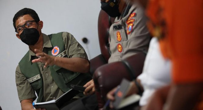 
 Kepala BNPB Letjen TNI Suharyanto (kiri) memberikan arahan di Kantor Kecatan Pasirian, Kabupaten Lumajang, Jawa Timur. Foto : (Komunikasi Kebencanaan BNPB/Danung Arifin)