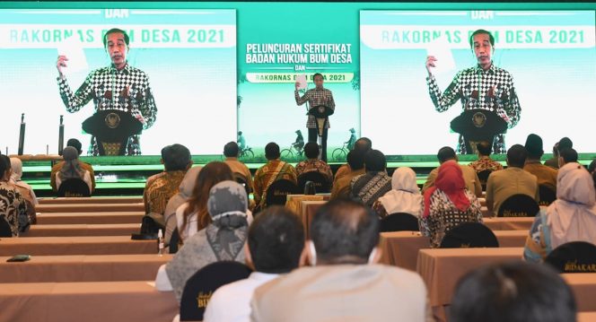 
 Presiden Joko Widodo memberikan sambutan dalam acara Peluncuran Sertifikat Badan Hukum BUM Desa dan Rakornas BUM Desa 2021 di Hotel Bidakara, Jakarta, pada Senin, 20 Desember 2021. Foto: BPMI Setpres/Rusman
