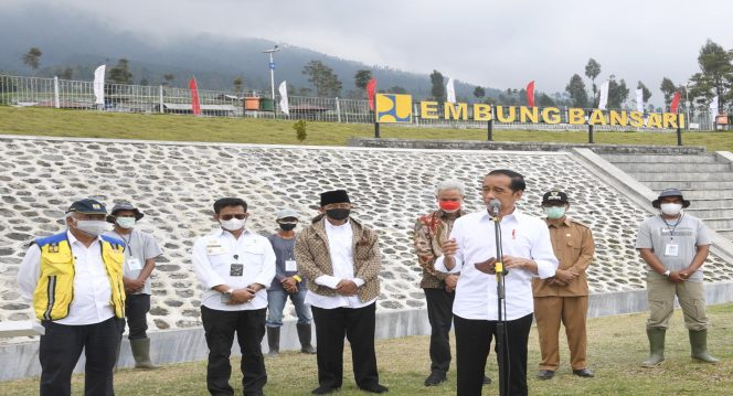 
 Presiden Jokowi pun berharap keberadaan embung-embung tersebut dapat memberikan sejumlah manfaat nyata bagi produktivitas pertanian, penyediaan air baku, hingga potensi pariwisata bagi masyarakat sekitar. Foto: BPMI Setpres/Rusman