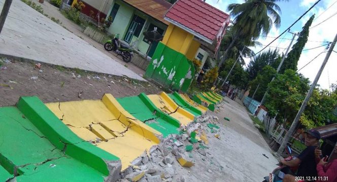 
 Kerusakan rumah warga usai terjadi gempabumi dengan magnitudo 7,4 di wilayah Flores Timur, Nusa Tenggara Timur, Selasa (14/12). (Istimewa)