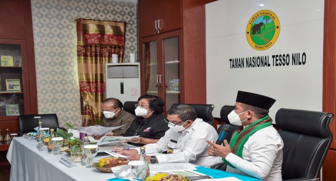 
 Untuk penguatan kerja kolaborasi multipihak melalui Revitalisasi Ekosistem Tesso Nilo (RETN), Menteri Lingkungan Hidup dan Kehutanan Siti Nurbaya, langsung memimpin rapat di Pelalawan, Riau. Foto : KLHK