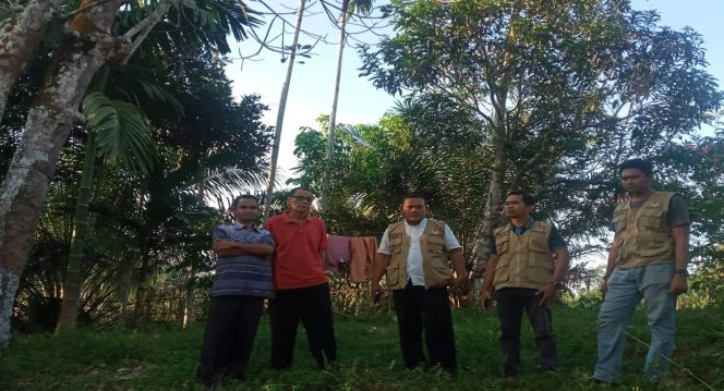 
 Tim BBKSDA Riau menuju ke lokasi untuk melakukan observasi. Hasil penyusuran ditemukan ada beberapa pohon kelapa yang mati dan diduga dicabut oleh satwa Beruang madu. Foto : BBKSDA Riau