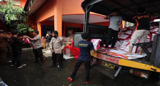 
 Sejumlah tim BPBD Kabupaten Kepulauan Selayar dan polisi melalukan muat barang bantuan logistik dan peralatan untuk warga terdampak gempabumi M 7,4 di Kecamatan Pasimarannu dan Kecamatan Pasilambena, Kabupaten Kepulauan Selayar. Foto : Komunikasi Kebencanaan BNPB/Danung Arifin
