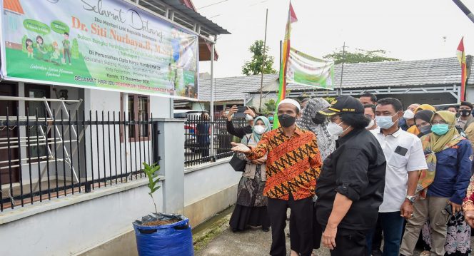 
 Menteri Lingkungan Hidup dan Kehutanan, Siti Nurbaya mengunjungi lorong hijau tanaman buah dalam pot (Tambulapot) di RW 23, Cipta Karya, Tuah Madani, Pekanbaru. Foto : KLHK