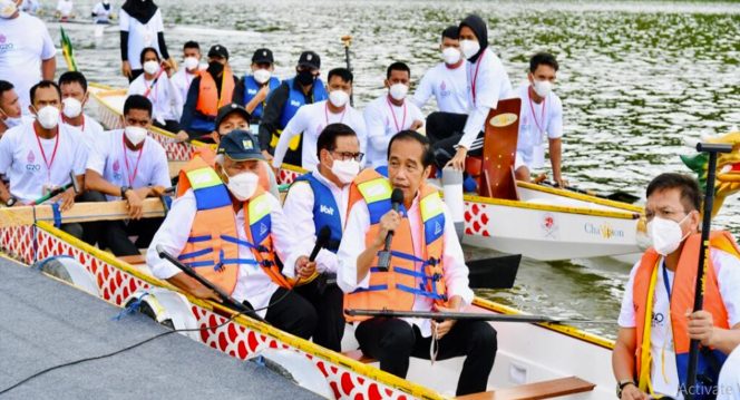 
 Presiden Joko Widodo dari atas perahu naga  meresmikan Bendungan Ladongi di Kabupaten Kolaka Timur, Provinsi Sulawesi Tenggara, pada Selasa, 28 Desember 2021. Foto: BPMI Setpres/Laily Rachev