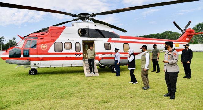 
 Presiden melanjutkan perjalanan menuju Kabupaten Lumajang dengan menggunakan helikopter Super Puma TNI AU. Foto : : BPMI Setpres/Laily Rachev