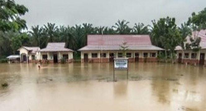 
 Banjir melanda satu desa di Kabupaten Rokan Hulu, Provinsi Riau, Jumat (10/12). Foto : Istimewa  