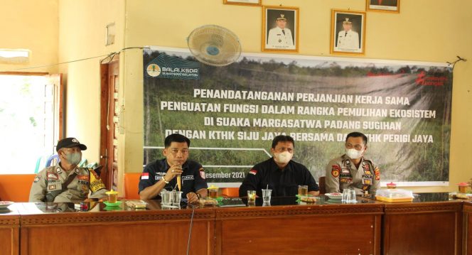 
 Balai Konservasi Sumber Daya Alam Sumatera Selatan (BKSDA Sumsel) melakukan penandatangan perjanjian kerjasama (PKS) penguatan fungsi kemitraan konservasi dalam rangka pemulihan ekosistem dengan dua Kelompok Tani Hutan Konservasi (KTHK) yaitu KTHK Siju Jaya Bersama dan KTHK Perigi Jaya. Foto : BKSDA Sumsel