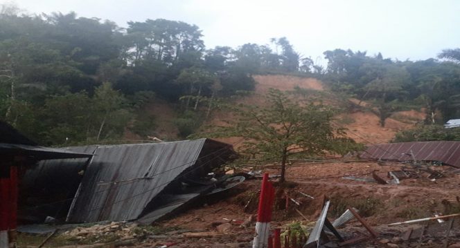 
 Bencana tanah longsor kembali menelan korban jiwa dan kerusakan rumah warga. Kali ini kejadian tersebut menerjang wilayah Kabupaten Toraja Utara di Provinsi Sulawesi Selatan. Peristiwa ini merupakan pertama kali diterima Pusdalops BNPB di awal Desember 2021. Foto : BPBD Kabupaten Toraja Utara