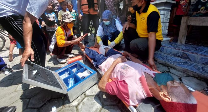 
 Simulasi evakuasi warga yang dilakukan dalam kegiatan Peringatan Dini Bencana Banjir di Kabupaten Tuban, Jawa Timur. Foto : BNPB