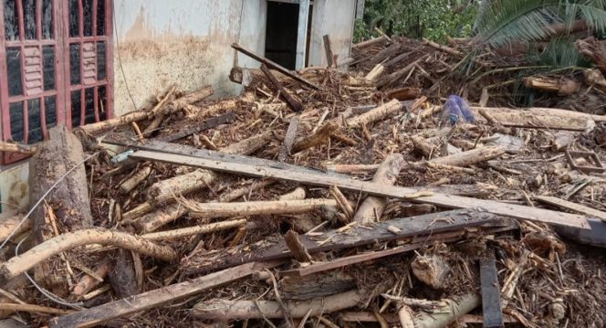 
 Tumpukan material kayu akibat banjir bandang yang terjadi di Kabupaten Padang Lawas, Provinsi Sumatra Utara, pada Jumat (31/12), pukul 21.30 WIB. Foto : BPBD Kabupaten Padang Lawas