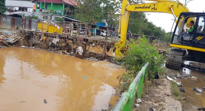 
 Pembersihan sampah di aliran sungai yang terbawa saat terjadi banjir di Kota Jayapura, Kamis (13/1). Foto : Direktorat Dukungan Sumber Daya Darurat BNPB