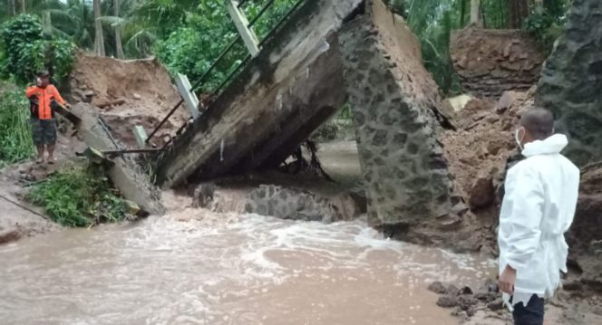 
 Jembatan di Desa Bulangita, Kecamatan Patilanggio, yang rusak berat setelah hujan lebat terjadi di kawasan itu.  Foto : BPBD Kabupaten Pohuwato