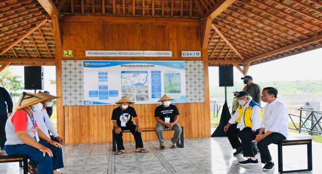 
 Presiden Joko Widodo berdialog bersama sejumlah petani usai meresmikan Bendungan Randugunting di Kabupaten Blora, Provinsi Jawa Tengah, pada Rabu, 5 Januari 2022. Foto: BPMI Setpres