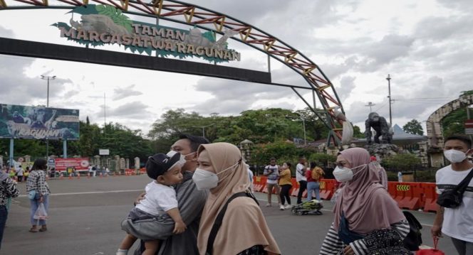 
 Para pengunjung yang datang ke Taman Margasatwa Ragunan Jakarta. Foto : Kemenparekraf