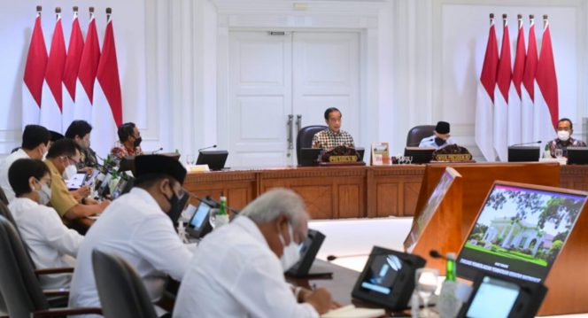 
 Presiden Joko Widodo memimpin rapat terbatas di Kantor Presiden, Jakarta, pada Senin, 3 Januari 2022. Foto: BPMI Setpres