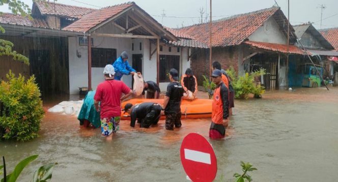 
 Banjir yang terjadi di wilayah Kota Pekalongan, Provinsi Jawa Tengah, mengakibatkan 105 warga mengungsi ke tempat aman. Peristiwa tersebut terjadi pada Sabtu malam (5/2), pukul 21.00 WIB. Foto : BPBD Kota Pekalongan