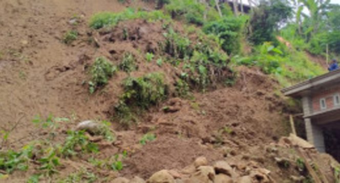 
 Banjir dan longsor dilaporkan melanda Kabupaten Ponorogo, Jawa Timur. Peristiwa terjadi setelah hujan dengan intensitas tinggi melanda kawasan tersebut pada Minggu (13/2) pukul 22.00 WIB. Foto : BPBD Kabupaten Ponorogo