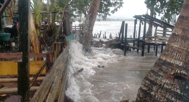 
 Sebanyak 842 jiwa mengungsi akibat banjir bandang dan gelombang pasang yang terjadi di Kabupaten Seram Bagian Timur, Provinsi Maluku pada Selasa, (22/2) pukul 18.00 waktu setempat. Foto : BPBD Kabupaten Seram