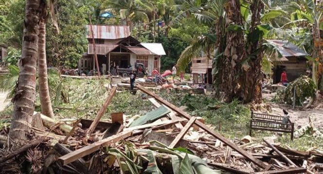 
 Sisa puing sampah dan material lain dari banjir bandang menumpuk di permukiman warga di Kabupaten Banggai, Sulawesi Tengah, Rabu (9/3). Foto : BPBD Kabupaten Banggai