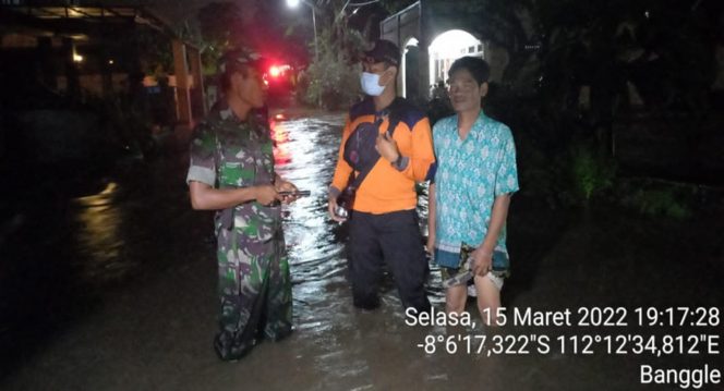 
 BPBD Kabupaten Blitar bersama instansi terkait melakukan asesmen pascabanjir di wilayahnya pada Selasa (15/3). Foto : BPBD Kabupaten Blitar