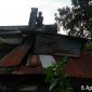 Petugas BPBD Kabupaten Bangka melakukan pemasangan terpal untuk perbaikan sementara pada rumah warga terdampak angin puting beliung di Kabupaten Bangka, Provinsi Bangka Belitung. Foto : BPBD Kabupaten Bangka